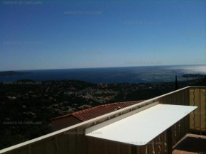 Appartement T2 climatisé avec mezzanine, vue panoramique, piscine, tennis et terrasse à Cavalaire - FR-1-100-245